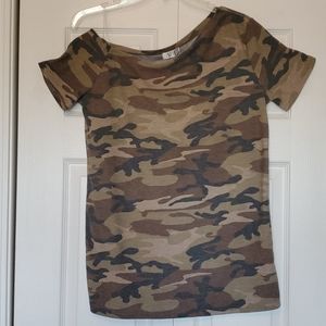 A&E asymmetrical camo print tee shirt size small